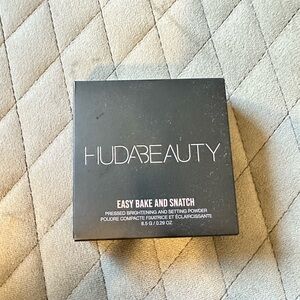 HUDA BEAUTY Black Setting Powder for a Flawless Finish - Banana Bread (NEW)